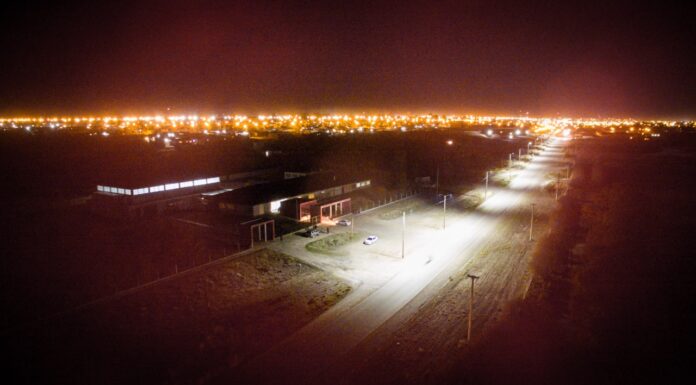 La Cooperativa Eléctrica ejecutó una obra provisoria para dotar de iluminación led a la Escuela Nº 787