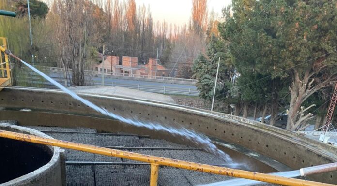 La Cooperativa Eléctrica de Trelew inició la limpieza de decantadores en las plantas potabilizadoras